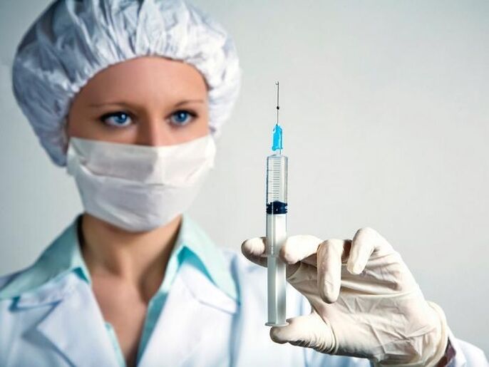 Seringue avec vaccin et boisson alcoolisée